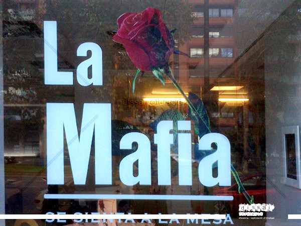 aplicacion de grafica de vinilo impres cortado en cristalera de Restaurante La Mafia