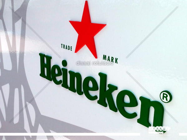 decoracion negocio marca Heineken con corporeos