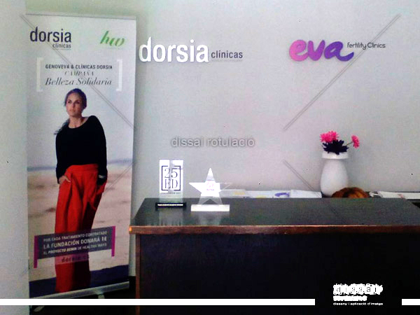 display y letra corporea lacada en colores corporativos para DORSIA EVA