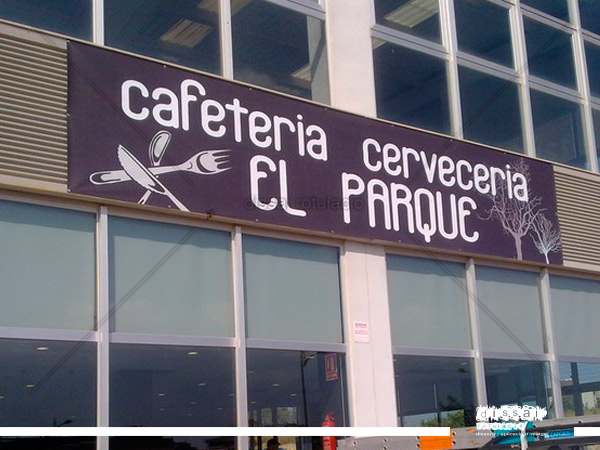intervencion en la cafeteria El Parque con lona impresa anclada con tornilleria a la fachada