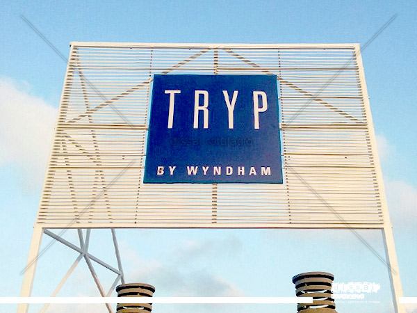 publicidad exterior en valla para TRYP
